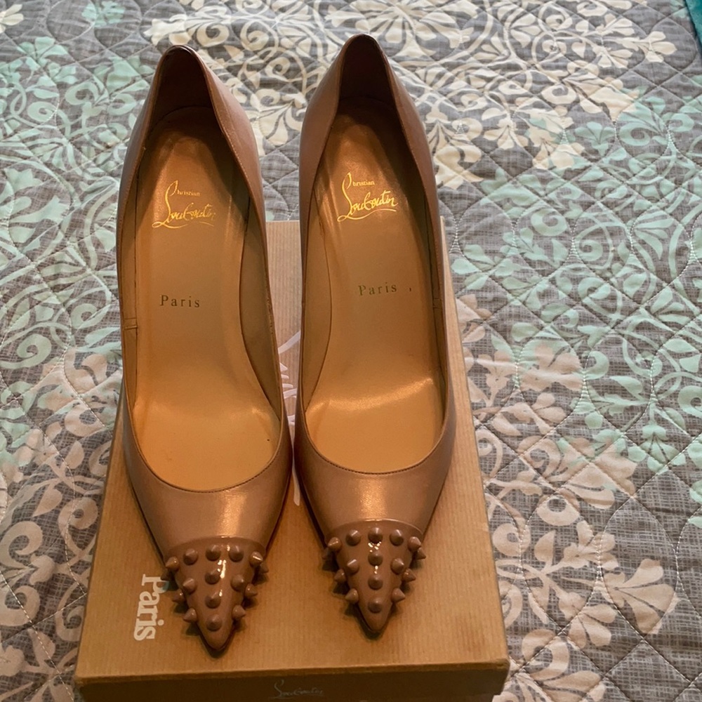 Worn 3 times!!!Gorgeous red bottoms